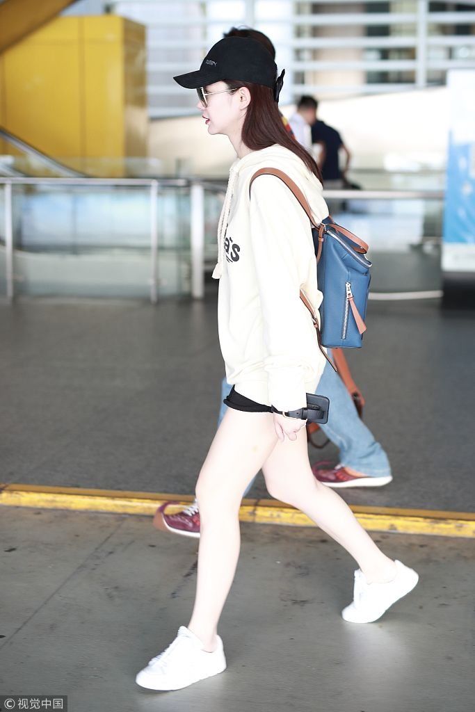 甜过热恋！戚薇与老公李承铉机场牵手撒糖  “下衣失踪”露雪白美