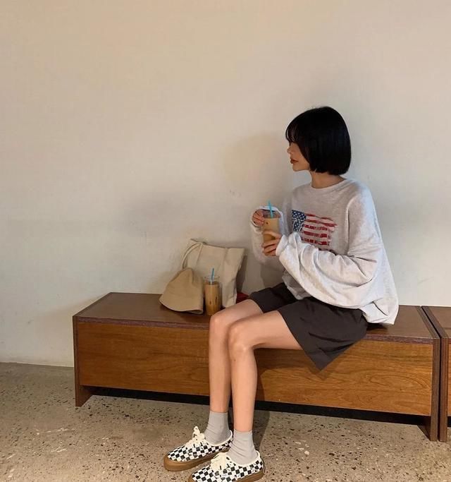 『卫衣』卫衣搭配:穿错卫衣真的土!卫衣+小白鞋 、卫衣+帆布鞋真好看!
