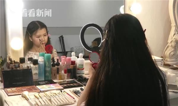 这位女生化仿妆直播走红 被调侃＂没鹿晗皮肤好＂