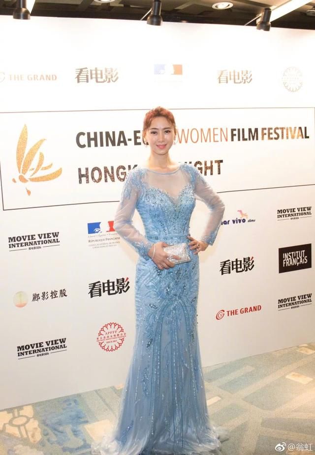 吴昕穿一袭蓝色礼服撞衫50岁的她，竟完败！网友：雷人发型毁了她