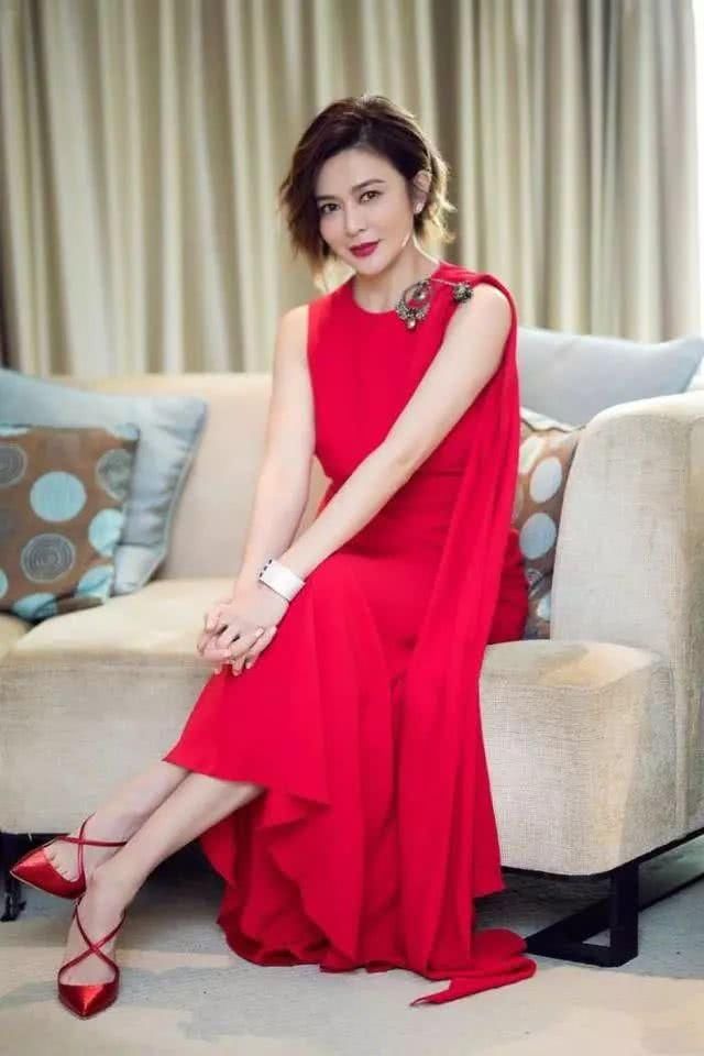 56岁关之琳的老年装扮，值得大家学习，肚兜很时髦！