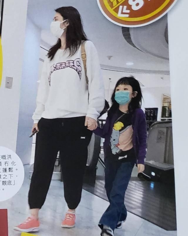  「商场」48岁洪欣打扮靓丽出门逛街，6岁女儿张晞彤长高变潮妞，母女购物出手豪气