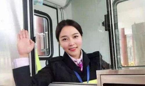 高速收费员底薪2000多，为何还是不辞职？网友：人家不傻