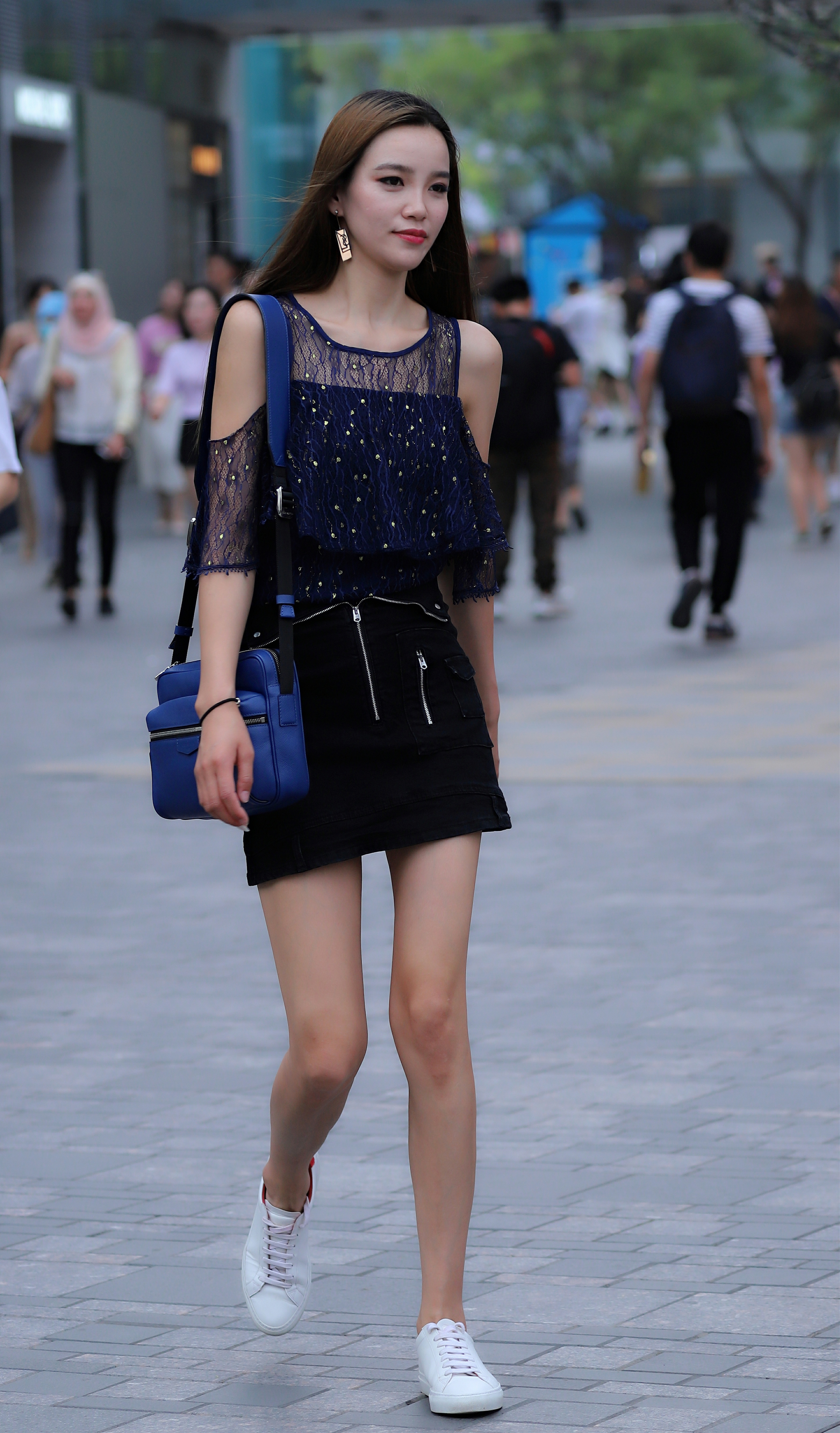 美女突显几分恰到好处的小性感与柔情，甜美可人，非常养眼！