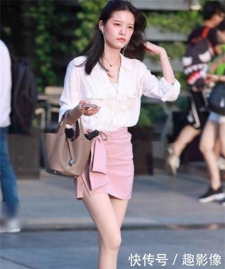『女人味』街拍:身穿露肩白色时尚款连衣裙,秀出雪白的香肩,具有非常性感的女人味