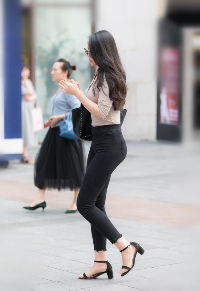 路人街拍，想要时尚就得敢于打破常规