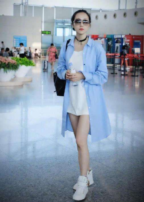 韩雪也来凑热闹，裙子比打底裤还短太撩，网友:大呼永远的女神