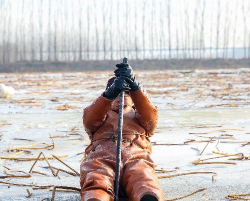  「水中」北方寒冬，挖藕的农民在零下十度的水里辛苦，令人敬佩