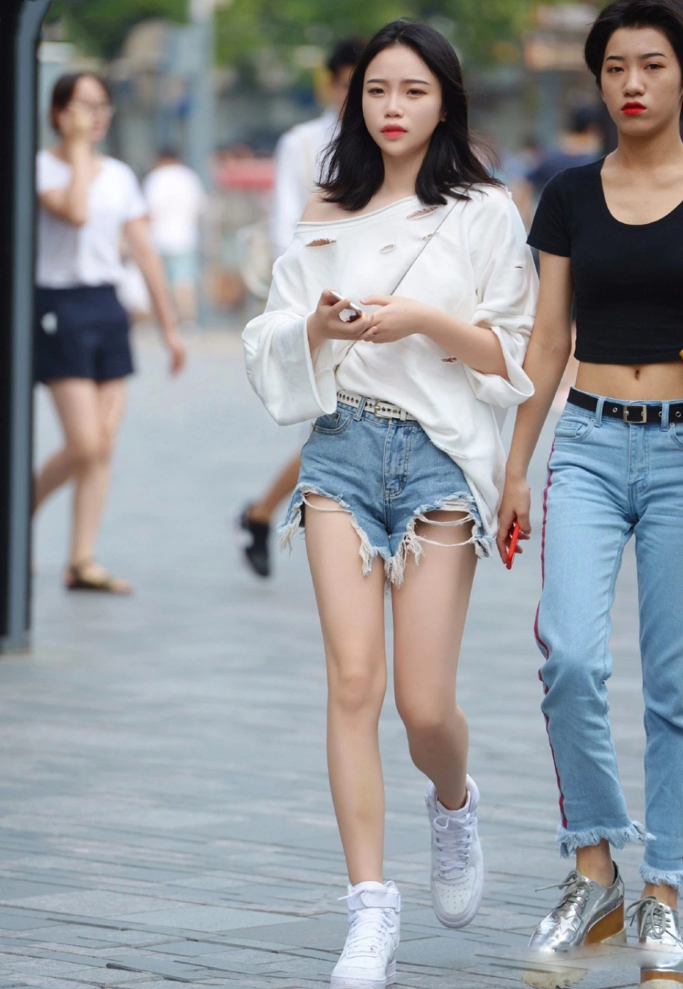  『大哥』美女街拍：穿搭中露腿和露腰哪个更香？穿大裤衩的大哥都看呆了！