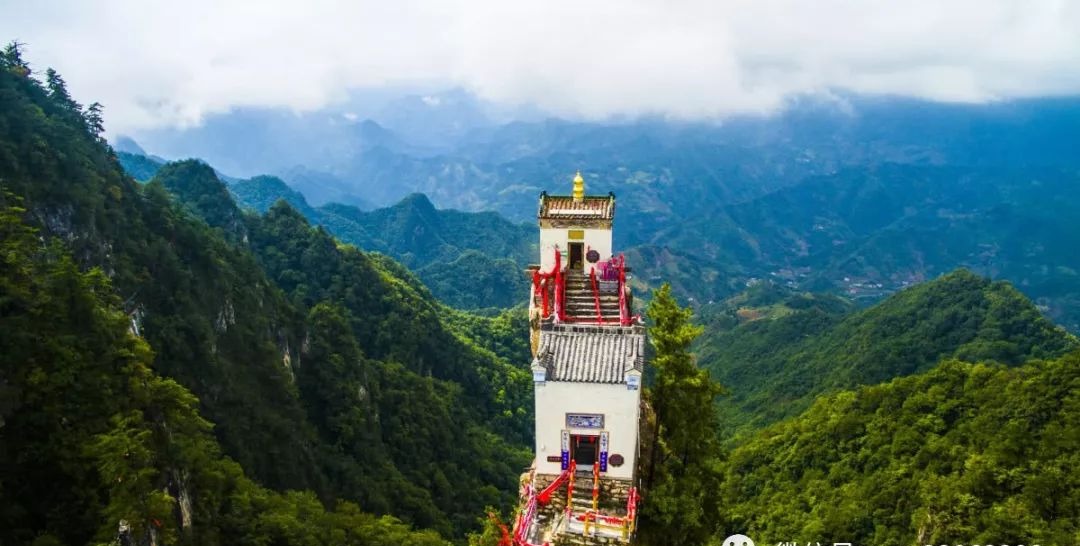 小庙三面悬于万丈深渊 四根石柱插入石缝工艺精湛堪称一绝