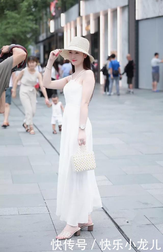 清爽@街拍:脚上搭配上一双一字带的高跟凉鞋,清爽又时尚,还带着无限的魅力