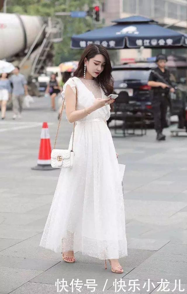 『气质』街拍:美女高跟鞋穿在脚上,走路的时候双脚若隐若现,特别的有气质