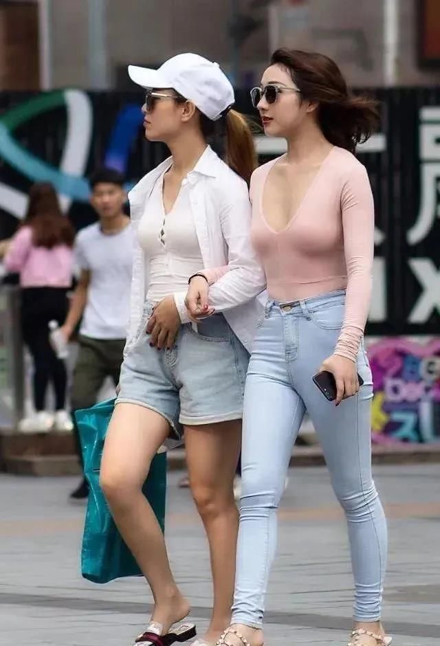  看起来非常@穿搭时尚的两位闺蜜, 哪一位的打扮更让你“心动”