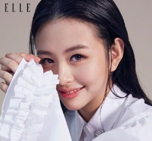  『杂志』邱淑贞大女儿沈月杂志封面大片曝光，颜值颇高，遗传妈妈的好基因