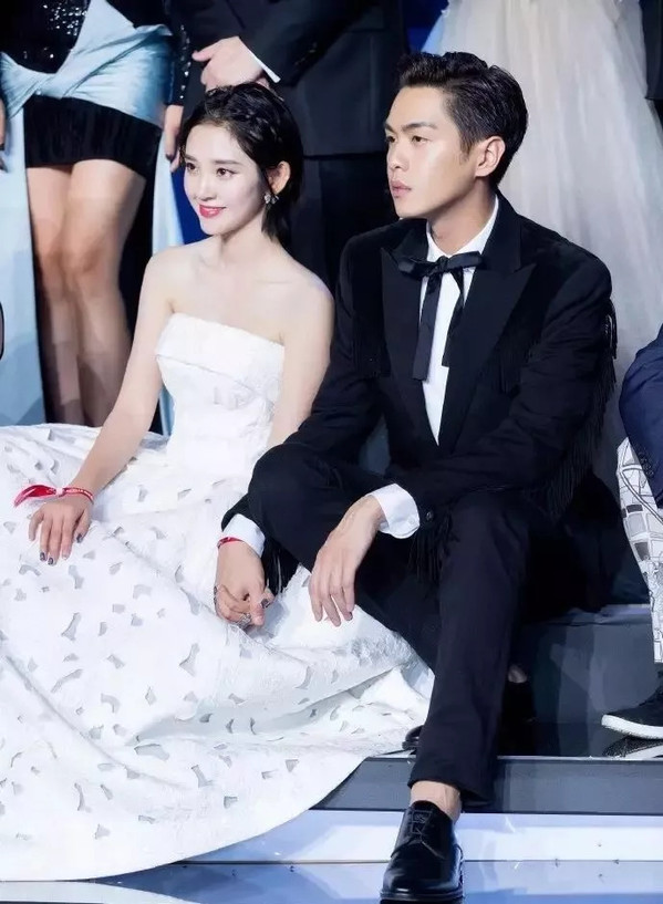 两个小揪揪的唐艺昕看起来最多18！