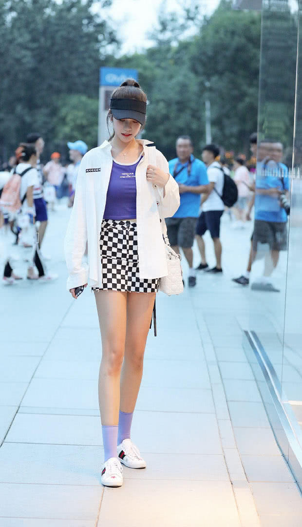 青春美少女穿半身裙秀出一双笔直美腿，走在街上一双长腿格外的迷