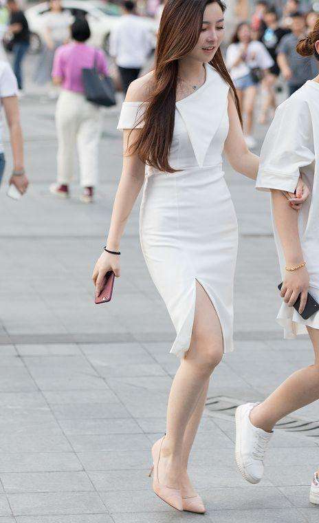 街拍: 美女们穿“裙装”上街, 知性又温柔, 让人看了眼发光!