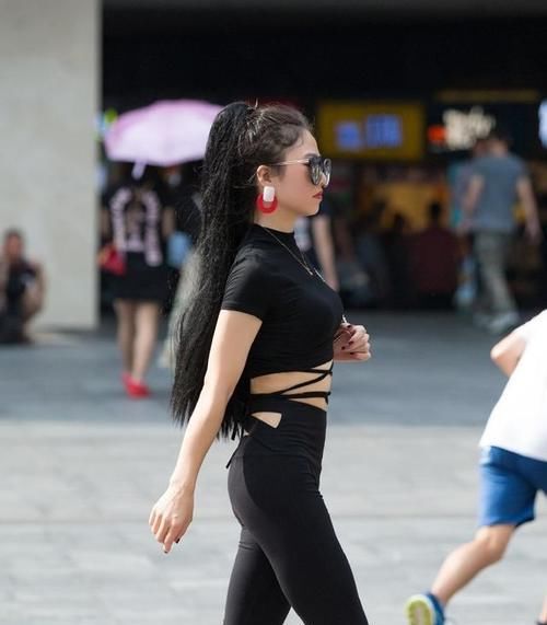  『小姐姐』路人街拍，小姐姐黑色针织衫配上牛仔阔腿裤，很是时尚啊