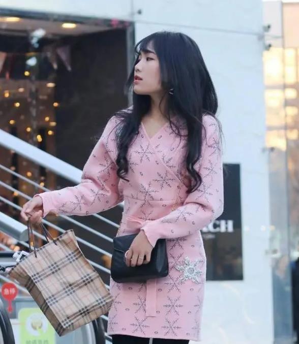  「碎花」街拍：面带微笑的美女，一条碎花连衣裙，时尚唯美好身材