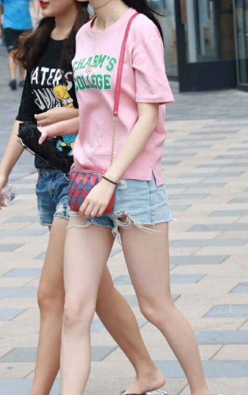 粉色上衣真显嫩，小姐姐白皙的皮肤令人垂涎，小热裤的搭配展露大