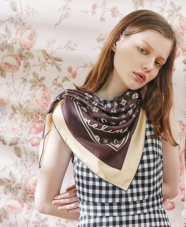 一条丝巾,拯救你无聊的穿搭