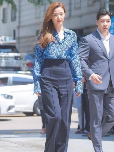 全智贤太拼了！胸以下全是腿，却不曾被小腹抢镜！