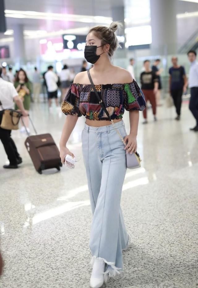  腿部线条■王菊不苗条但超自信，豹纹衬衫搭配破洞牛仔裤个性时髦，自信大方