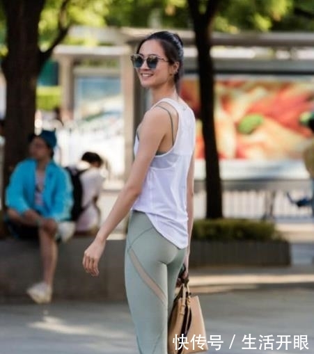  [气质]街拍美女：身材曼妙的的小姐姐，紧身牛仔裤穿搭，更有立体感！