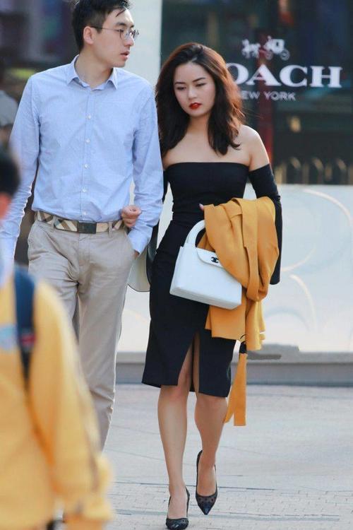 街拍：身材高挑有致的小姐姐，清凉时尚的穿搭让人赏心悦目！