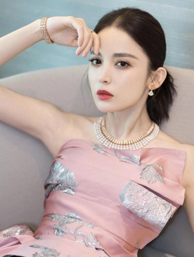 『 抹胸』穿拖地款抹胸配9分裤亮相，172cm高腿真的长，古力娜扎美出新高度