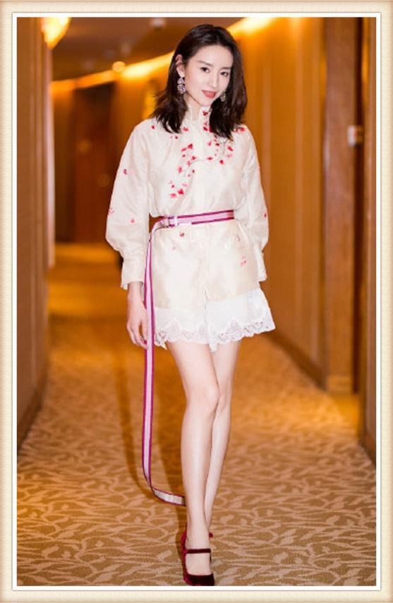 当董洁和王子文同穿刺绣装，终于见识了小家碧玉与大家闺秀的差距