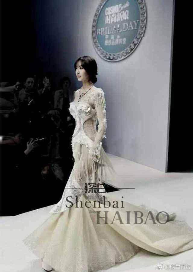 李菲儿为炫身材，穿裙子只够遮重点，腿上的毛看得我强迫症犯了