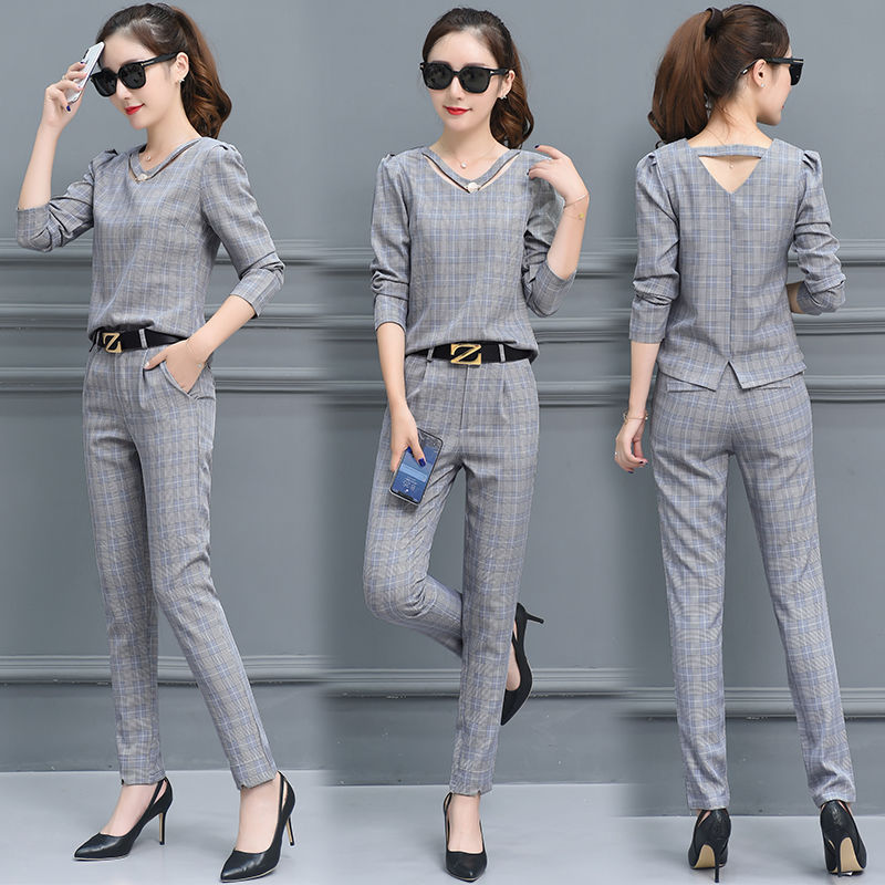 国庆出去玩，穿裙子不方便!新出的休闲套装+小白鞋，到哪都洋气