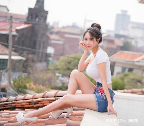 街拍美女：穿牛仔热裤的小姐姐，优雅又迷人！