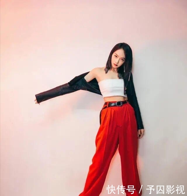 『阔腿裤』女人不管是穿裤子还是裙子,牢记这个“上紧下阔”穿法,显高显瘦