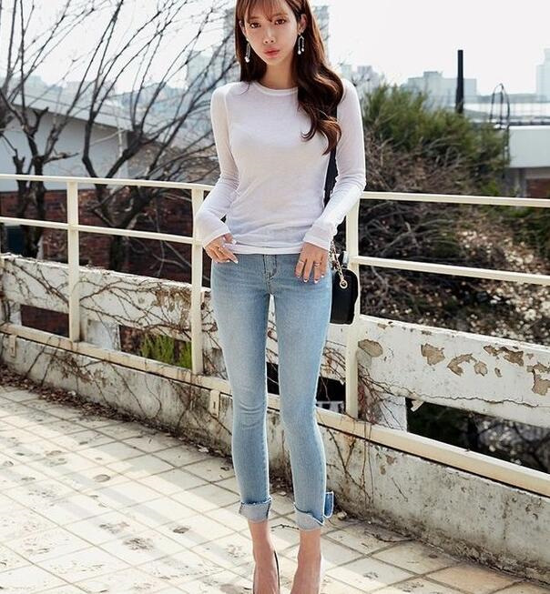 女神时尚：甜美风格的牛仔裤美女，秀出傲人曲线，回头率十足！