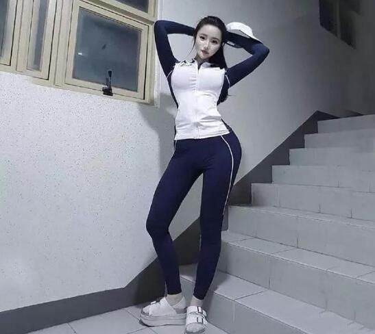 青春靓丽的打底裤美女，展现身段曲线美，显现的美女耀眼夺目！