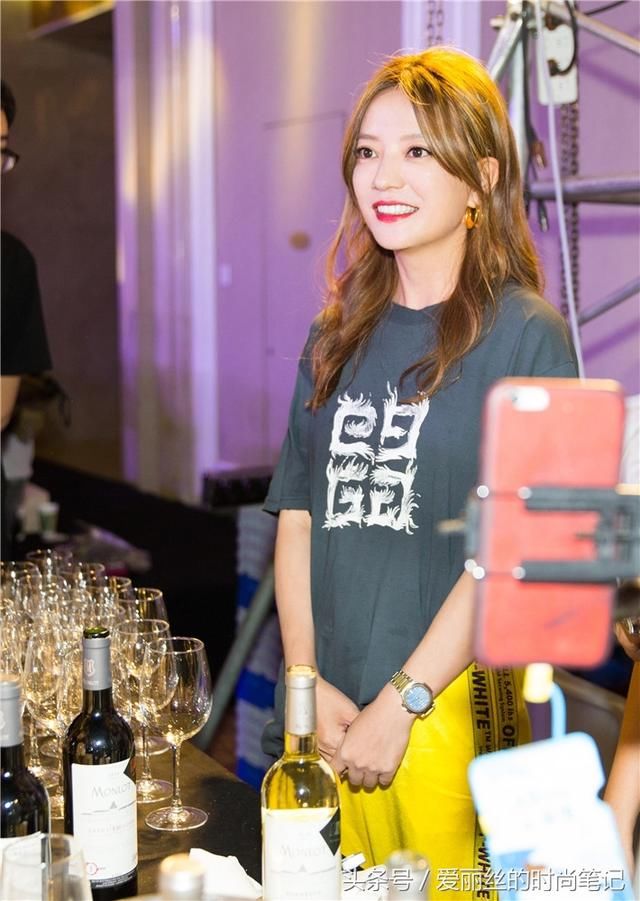 赵薇发狠减肥变瘦也没用，衣品太糟心，穿错T恤运动裤又胖回来