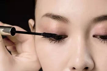 美妆心得教程，教你化妆不伤肌肤！