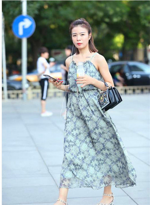 「小姐姐」街拍:小姐姐身穿碎花长裙,唯美大气,恬静优雅