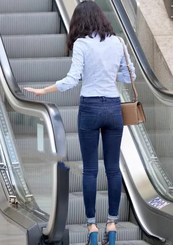 牛仔短裤，穿上他的小姐姐让你凸显横扫沙滩的女人风情！