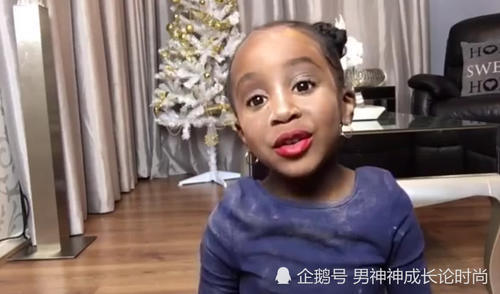 4岁小姑娘教化妆，手法娴熟根本不像是第一次化，网友：可爱的想