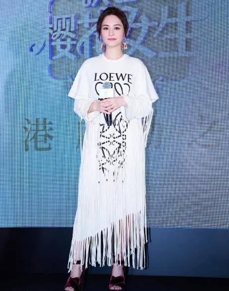  『大气』阿娇终于穿对了，蓝色波点衬衫配半身裙优雅大气，看不出有130斤