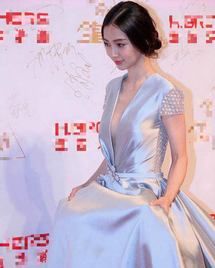 杨颖豁出去了!礼服开叉到肚脐，网友:那条缝一般人撑不起来!