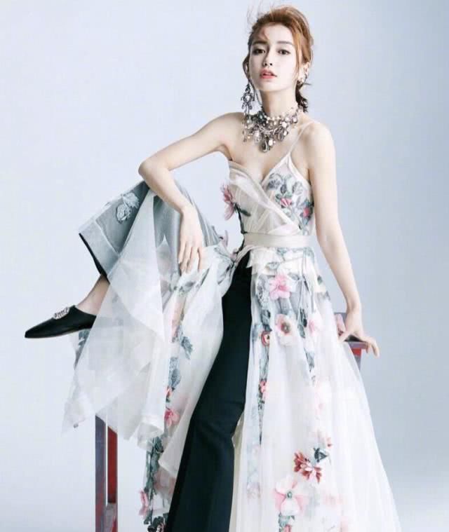  『Angelababy』Angelababy愈来愈靓，灰黑色吊带背心配紧身裙美少女感迎面而来，高端大气显年轻