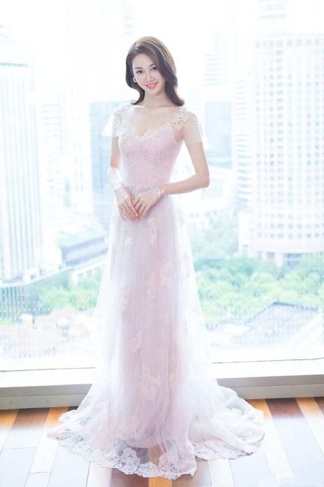 她被冯小刚捧红，以清纯形象走红，优美舞姿不输宋茜，至今零绯闻