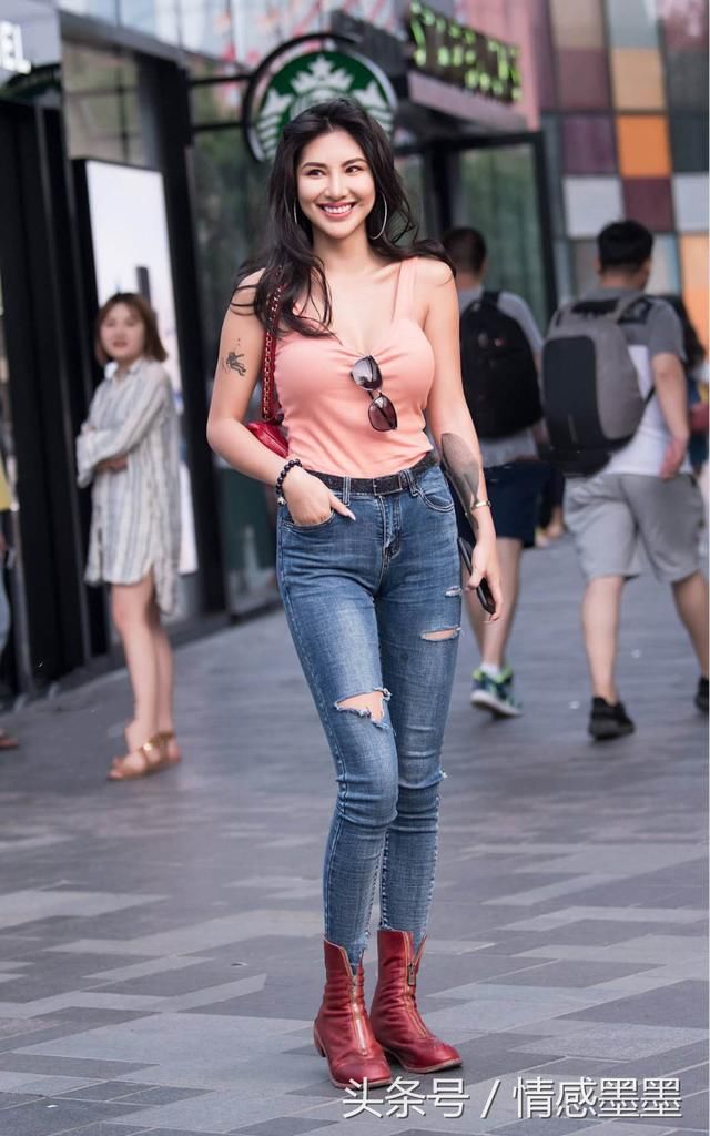 街拍：吊带背心+破洞牛仔裤，走上街头做个潮味十足酷girl！