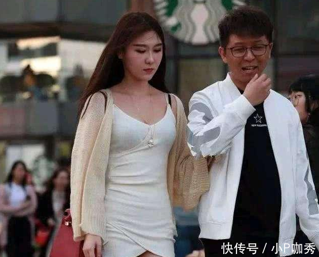 街拍：性感明艳婀娜多姿的小姐姐，穿着靓丽花枝招展楚楚动人！