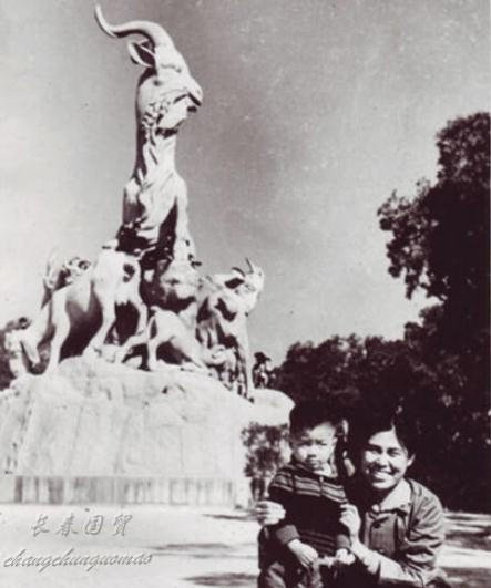 崔永元青年时期照片被曝光,身材瘦弱满屏的书