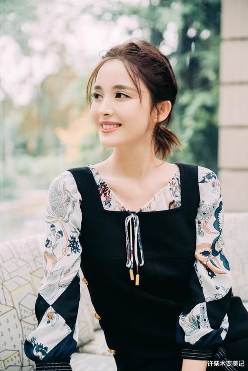 『女生』女生不要总是披发,今年流行这3款“扎发”,不仅好看还减龄!
